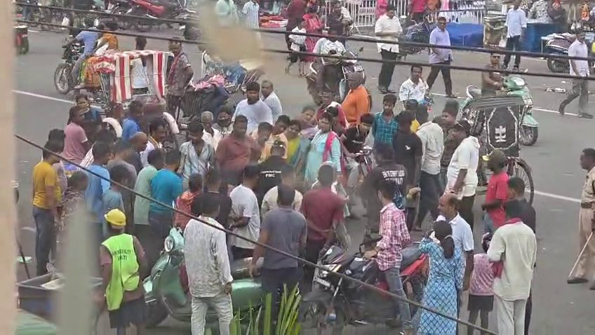 Tension on Bada Danda: Unauthorized Khaja Vendors Face Off Against Municipal Enforcement Squad