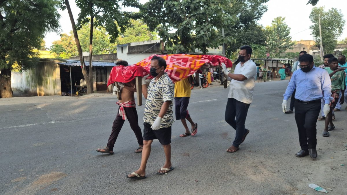 ଅସହାୟ କୃଷ୍ଠ ରୋଗୀଙ୍କ ଶବଦାହ କଲେ ତହସିଲଦାର 