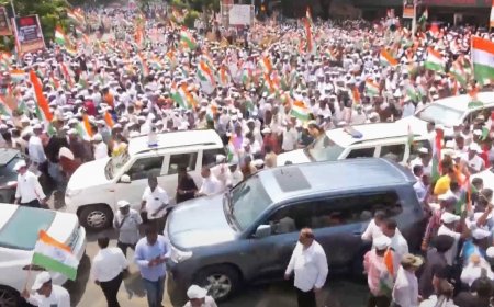 मुंबई की सड़कों पर ठाकरे बंधुओं का 'गर्जना मोर्चा': चुनाव आयोग के खिलाफ मेट्रो सिनेमा से BMC मुख्यालय तक उमड़ा जनसैलाब